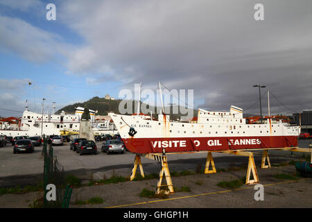 Segno nel parco auto incoraggiando le visite al Gil Eannes, un ex nave ospedale, ora un museo di Viana do Castelo, Portogallo settentrionale Foto Stock