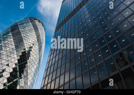 Il Gherkin edificio per uffici, City of London, Londra, Regno Unito Foto Stock