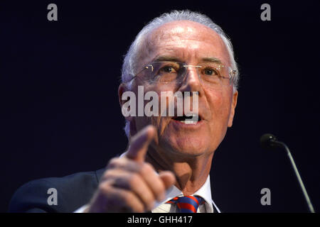 Franz Beckenbauer parla dopo aver ricevuto l'onore 'gourmet dell'anno 2014' presso il busche Gala di Monaco di Baviera, Germania, il 21 settembre 2013. Foto: FELIX HOERHAGER | Utilizzo di tutto il mondo Foto Stock