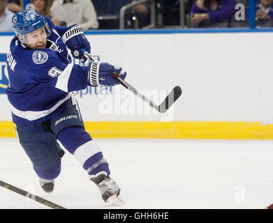 Tampa, Florida, Stati Uniti d'America. Il 27 settembre, 2016. Tampa Bay Lightning centro Tyler Johnson (9) prende un colpo durante il primo periodo di preseason NHL azione al Amalie Arena a Tampa martedì sera (09/27/16) Credito: Dirk Shadd/Tampa Bay volte/ZUMA filo/Alamy Live News Foto Stock