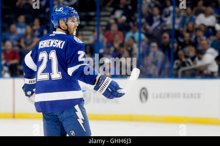 Tampa, Florida, Stati Uniti d'America. Il 27 settembre, 2016. Tampa Bay Lightning James Wisniewski sul ghiaccio durante il primo periodo di preseason NHL azione al Amalie Arena a Tampa martedì sera (09/27/16) Credito: Dirk Shadd/Tampa Bay volte/ZUMA filo/Alamy Live News Foto Stock