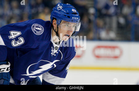 Tampa, Florida, Stati Uniti d'America. Il 27 settembre, 2016. Tampa Bay Lightning Libor Hajek (43) sul ghiaccio contro la Carolina Hurricanes durante il primo periodo di preseason NHL azione al Amalie Arena a Tampa martedì sera (09/27/16) Credito: Dirk Shadd/Tampa Bay volte/ZUMA filo/Alamy Live News Foto Stock