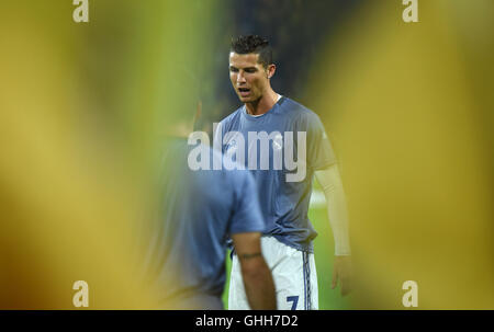 Dortmund, Germania. Il 27 settembre, 2016. Madrid è Cristiano Ronaldo in fase di riscaldamento prima della Champions League gruppo F partita di calcio tra Borussia Dortmund e Real Madrid al Signal Iduna stadium di Dortmund, Germania, il 27 settembre 2016. Foto: BERND THISSEN/dpa/Alamy Live News Foto Stock