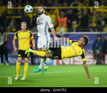 Dortmund, Germania. 27 Settembre, 2016. Dortmund, Deutschland. Il 27 settembre, 2016. Pierre-Emerick Aubameyang (R, BVB) contro Dani Carvajal (Real Madrid), in retro Andre Schuerrle (BVB) --- calcio/calcio: la UEFA Champions League: Borussia Dortmund vs Real Madrid, Dortmund, 27 settembre 2016. © dpa/Alamy Live News Credito: dpa picture alliance/Alamy Live News Foto Stock