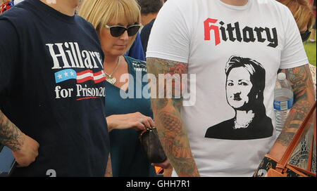 Melbourne, Stati Uniti. Il 27 settembre, 2016. Persone che indossano anti-Hillary Clinton t-shirt attendere in linea di sentire repubblicano candidato presidenziale Donald Trump parlare a una campagna al rally Internazionale AeroMod Hangar a Orlando Aeroporto Internazionale di Melbourne a Melbourne in Florida il 27 settembre 2016, il giorno dopo il suo primo dibattito presidenziale con il candidato democratico Hillary Clinton. Credito: Paul Hennessy/Alamy Live News Foto Stock