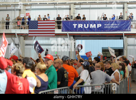 Melbourne, Stati Uniti. Il 27 settembre, 2016. Persone segni di onda in attesa che il repubblicano candidato presidenziale Donald Trump a parlare in una campagna al rally Internazionale AeroMod Hangar a Orlando Aeroporto Internazionale di Melbourne a Melbourne in Florida il 27 settembre 2016, il giorno dopo il suo primo dibattito presidenziale con il candidato democratico Hillary Clinton. Credito: Paul Hennessy/Alamy Live News Foto Stock