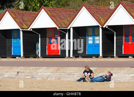 Bournemouth Dorset, Regno Unito. Il 28 settembre 2016. Giovane rilassante sulla spiaggia con capanne dietro su un glorioso giorno caldo e soleggiato. Credito: Carolyn Jenkins/Alamy Live News Foto Stock