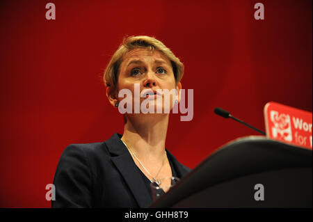 Liverpool, in Inghilterra. Il 28 settembre 2016. Yvette Cooper, sedia del lavoro in materia di rifugiati Task Force, offre un discorso durante la sessione della mattina del quarto e ultimo giorno del partito laburista conferenza annuale presso la ACC Centro Conferenze. Questa conferenza è seguito Jeremy CorbynÕs rielezione come leader del partito laburista dopo nove settimane di campagna contro i compagni di candidato, Owen Smith. Questa è la sua seconda vittoria di leadership in poco più di dodici mesi ed è stato avviato con la decisione di Angela Eagle per stare in piedi contro di lui. Kevin Hayes/Alamy Live News Foto Stock