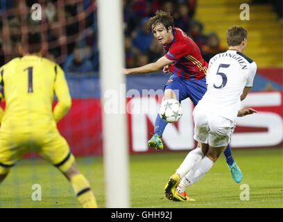 Mosca, Russia. Il 27 settembre, 2016. La UEFA Champions League. Il CSKA Mosca contro il Tottenham Hotspur. Tottenham Hotspur il portiere Hugo Lloris orologi come s shot arriva da CSKA Mosca Mario Fernandes, come Tottenham Hotspur di Jan Vertonghen tenta di bloccare © Azione Sport Plus/Alamy Live News Foto Stock