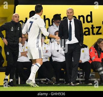 Signal Iduna Arena Dortmund Germania , 27.9.2016, stagione UEFA Champions League 2016/17, fase di gruppo, giornata 2 - Borussia Dortmund (BVB) vs. Real Madrid --- Christiano Ronaldo (Madrid) e manager Zinedine Zidane (Real Madrid) Credito: kolvenbach/Alamy Live News Foto Stock
