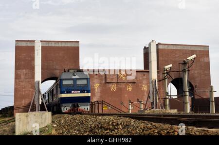 Urumqi. 29 Luglio, 2016. Un treno passa attraverso H986 sistema di ispezione al Alataw passano nel nord-ovest della Cina di Xinjiang Uygur Regione autonoma, 29 luglio 2016. Della Cina di far western Xinjiang Uygur Regione autonoma è sempre meglio collegato con la comunità internazionale dopo la realizzazione della strada di seta cinghia economica. Il volume degli scambi a Alataw Pass, la regione più grande della porta a terra sul confine del Kazakistan, hanno raggiunto 25 milioni di tonnellate nel 2014, dopo una crescita annua media del 27 percento dal 1991. © Zhao Ge/Xinhua/Alamy Live News Foto Stock