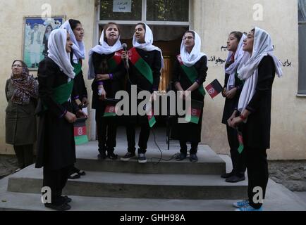 (160928) -- KABUL, Sett. 28, 2016 (Xinhua) -- ragazza afgana studenti canta l inno nazionale prima di andare per le loro classi a Surya High School a Kabul, Afghanistan, sul Sett. 28, 2016. (Xinhua/Rahmat Alizadah)(yk) Foto Stock