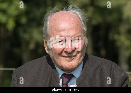 Imprenditori Claus Hipp raffigurato all Ehrensberger Hof vicino a Pfaffenhofen an der Ilm, Germania, 28 settembre 2016. Foto: ARMIN WEIGEL/DPA Foto Stock