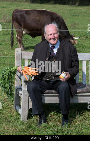 Imprenditori Claus Hipp raffigurato all Ehrensberger Hof vicino a Pfaffenhofen an der Ilm, Germania, 28 settembre 2016. Foto: ARMIN WEIGEL/DPA Foto Stock