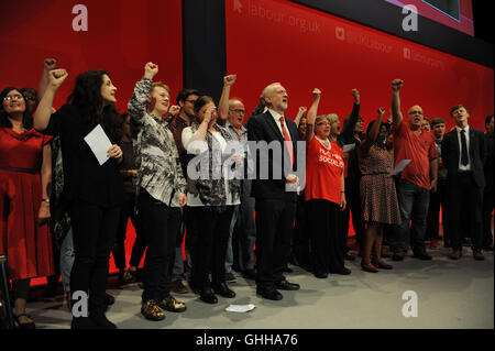 Liverpool, Regno Unito. Il 28 settembre 2016. Jeremy Corbyn, leader del partito laburista canta "La bandiera rossa", con i membri del popolo di Liverpool il coro, seguendo il suo Leader' s discorso alla conferenza, la chiusura della sessione pomeridiana del quarto e ultimo giorno del partito laburista conferenza annuale presso la ACC Centro Conferenze. Questa conferenza è seguito Jeremy CorbynÕs rielezione come leader del partito laburista dopo nove settimane di campagna contro i compagni di candidato, Owen Smith. Credito: Kevin Hayes/Alamy Live News Foto Stock