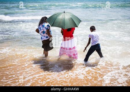 Colombo, Sri Lanka. Xv Apr, 2016. Una famiglia gioca insieme nell'Oceano Indiano su una spiaggia in Colombo, Sri Lanka, il 15 aprile 2016. © Lindsey Leger/ZUMA filo/Alamy Live News Foto Stock