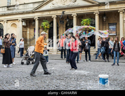 Bath, Regno Unito, 28 settembre, 2016. Oggi il clima caldo ha attirato grandi folle di visitatori al bagno,un animatore di strada a soffiare bolle è raffigurato come egli intrattiene acquirenti e turisti. Credito: lynchpics/Alamy Live News Foto Stock