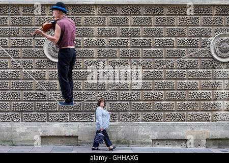 Bath, Regno Unito, 28 settembre, 2016. Oggi il clima caldo ha attirato grandi folle di visitatori al bagno,un animatore di strada è raffigurato come suona il violino mentre tightrope passeggiate. Credito: lynchpics/Alamy Live News Foto Stock