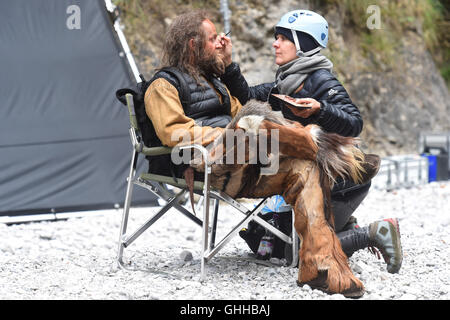 Eschenlohe, Germania. Il 27 settembre, 2016. Attore Juergen Vogel in trucco sul set di Iceman (AT) - Die Legende von Oetzi (lit. ICEMAN (AT) - La leggenda di Oetzi) in Eschenlohe, Germania, 27 settembre 2016. Foto: FELIX HOERHAGER/DPA/Alamy Live News Foto Stock