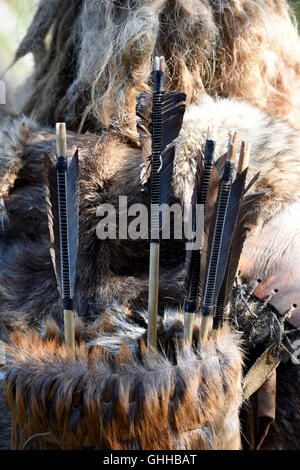 Eschenlohe, Germania. Il 27 settembre, 2016. Le frecce in costume di controfigura Martin Schneider raffigurata sul set di Iceman (AT) - Die Legende von Oetzi (lit. ICEMAN (AT) - La leggenda di Oetzi) in Eschenlohe, Germania, 27 settembre 2016. Foto: FELIX HOERHAGER/DPA/Alamy Live News Foto Stock