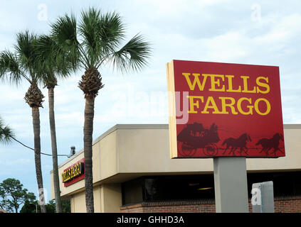 Settembre 28, 2016 - Orlando, Florida, Stati Uniti - Un Wells Fargo Bank ramo è visto in Orlando, Florida il 28 settembre 2016. Lo stato della California ha annunciato il 28 settembre 2016 che era caduta la Wells Fargo Bank come il suo legame underwriter e broker-dealer per un periodo di un anno a causa del recente scandalo che coinvolgono la banca sulle pratiche di vendita che ha portato ad un $185 milioni di transazione con i regolatori. Presidente e CEO John Stumpf sarà inoltre incamerata a circa $41 milioni in unvested equity e verranno temporaneamente rinunciato il suo stipendio. Egli è in programma a comparire davanti al Congresso per una seconda volta domani mentre il Foto Stock