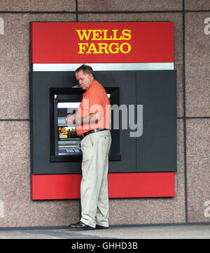 Settembre 28, 2016 - Orlando, Florida, Stati Uniti - un uomo utilizza un ATM in una Banca Wells Fargo Bank filiale di Orlando, in Florida, il 28 settembre 2016. Lo stato della California ha annunciato il 28 settembre 2016 che era caduta la Wells Fargo Bank come il suo legame underwriter e broker-dealer per un periodo di un anno a causa del recente scandalo che coinvolgono la banca sulle pratiche di vendita che ha portato ad un $185 milioni di transazione con i regolatori. Presidente e CEO John Stumpf sarà inoltre incamerata a circa $41 milioni in unvested equity e verranno temporaneamente rinunciato il suo stipendio. Egli è in programma a comparire davanti al Congresso per una seconda volta tomor Foto Stock