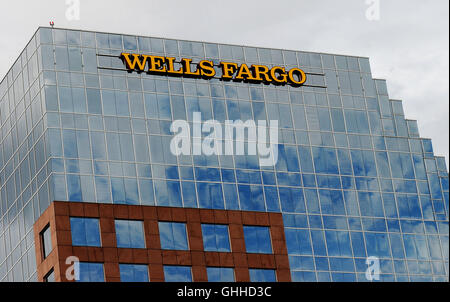 Settembre 28, 2016 - Orlando, Florida, Stati Uniti - Un Wells Fargo Bank Building è visto a Orlando in Florida il 28 settembre 2016. Lo stato della California ha annunciato il 28 settembre 2016 che era caduta la Wells Fargo Bank come il suo legame underwriter e broker-dealer per un periodo di un anno a causa del recente scandalo che coinvolgono la banca sulle pratiche di vendita che ha portato ad un $185 milioni di transazione con i regolatori. Presidente e CEO John Stumpf sarà inoltre incamerata a circa $41 milioni in unvested equity e verranno temporaneamente rinunciato il suo stipendio. Egli è in programma a comparire davanti al Congresso per una seconda volta domani mentre t Foto Stock