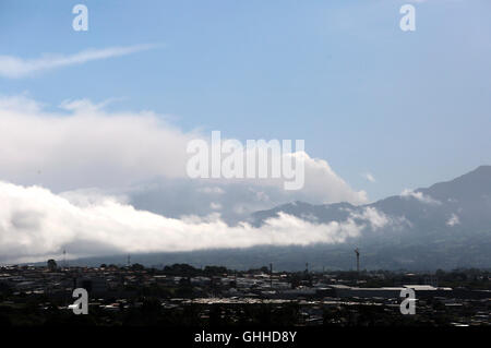 Heredia, Costa Rica. 28 Sep, 2016. Una colonna di cenere del vulcano Turrialba è visto nella provincia de Heredia, Costa Rica, sul Sett. 28, 2016. © Kent Gilbert/Xinhua/Alamy Live News Foto Stock