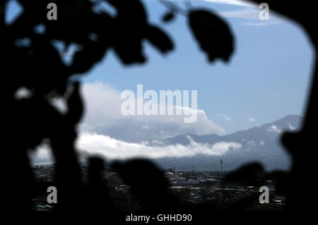 Heredia, Costa Rica. 28 Sep, 2016. Una colonna di cenere del vulcano Turrialba è visto nella provincia de Heredia, Costa Rica, sul Sett. 28, 2016. © Kent Gilbert/Xinhua/Alamy Live News Foto Stock