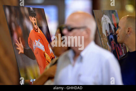 Miami, FL, Stati Uniti d'America. 28 Sep, 2016. La gente a piedi passato le foto di Miami Marlins lanciatore Jose Fernandez, Mercoledì, 28 settembre 2016, presso San Brendan chiesa cattolica, in Miami. Credito: Sun-Sentinel/ZUMA filo/Alamy Live News Foto Stock