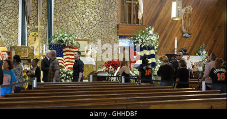 Miami, FL, Stati Uniti d'America. 28 Sep, 2016. La gente a piedi attraverso una visualizzazione per Florida Marlins lanciatore Jose Fernandez, Mercoledì, 28 settembre 2016, presso San Brendan chiesa cattolica, in Miami. Credito: Sun-Sentinel/ZUMA filo/Alamy Live News Foto Stock