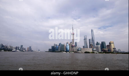 Los Angeles, California, USA. 5 Sep, 2016. Il Pudong skyline è visto da The Bund Riverside Walk in Cina a Shanghai, il 6 settembre 2016. Il Bund o Waitan è una zona fronte mare nel centro di Shanghai. La zona centri su una sezione di Zhongshan Road all'interno dell'ex Shanghai International insediamento, che corre lungo la riva occidentale del Fiume Huangpu nella parte orientale di Huangpu District. L'area lungo il fiume facce i moderni grattacieli del quartiere Pudong. Il Bund di solito si riferisce a edifici e banchine su questo tratto di strada, come pure alcune aree adiacenti. È Foto Stock