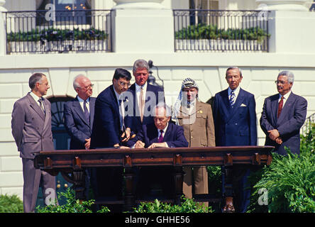 Settembre 13, 1993 - Washington, Distretto di Columbia, Stati Uniti d'America - Il Ministro degli Affari esteri israeliano Shimon Peres mette la sua firma su un accordo durante la cerimonia della firma della storica israeliana OLP accordo, noto come Oslo 1 Accordo sul prato Sud della Casa Bianca a Washington il 13 settembre 1993. Nella foto, da sinistra a destra: da sinistra a destra sono: il Ministro degli esteri Andrei Kozyrev della Russia; il primo ministro Yitzhak Rabin d'Israele; sconosciuto aide; il Presidente degli Stati Uniti Bill Clinton; Peres; il Presidente Yasser Arafat di liberazione della Palestina Organizati Foto Stock