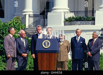 Settembre 13, 1993 - Washington, Distretto di Columbia, Stati Uniti d'America - Il Ministro degli Affari esteri israeliano Shimon Peres rende commento durante la cerimonia della firma della storica israeliana OLP accordo, noto come Oslo 1 Accordo sul prato Sud della Casa Bianca a Washington il 13 settembre 1993. Nella foto, da sinistra a destra: da sinistra a destra sono: il Ministro degli esteri Andrei Kozyrev della Russia; il primo ministro Yitzhak Rabin d'Israele; il Presidente degli Stati Uniti Bill Clinton; Peres; il Presidente Yasser Arafat dell'Organizzazione per la liberazione della Palestina (OLP); il Segretario di Stato americano Warr Foto Stock