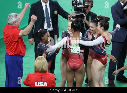 Stati Uniti d'America's Simone Biles (sinistra) e compagni di squadra celebrare vincere l'oro nel femminile della squadra di ginnastica finale al Rio Olympic Arena il quarto giorno del Rio Giochi Olimpici, Brasile. Stampa foto di associazione. Picture Data: martedì 9 agosto 2016. Foto di credito dovrebbe leggere: Martin Rickett/filo PA. Restrizioni - solo uso editoriale. Foto Stock