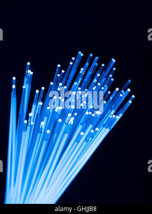 Fibre ottiche dinamic battenti dal profondo su sfondo di tecnologia Foto Stock