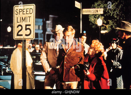 Ein Mann wird gejagt - Chase USA 1985 / Arthur Penn In die von Langeweile und Haß verpestete Atmosphäre der Kleinstadt texikanischen Tarl platzt die Nachricht, dass ein entflohener Sträfling auf dem Weg in seine Heimatstadt ist. Der aufgeputschte Mob sarà ihn Mit einem Lynch-Kommando begrößen... Szene mit Robert Redford Regie: Arthur Penn aka. La Chase Foto Stock