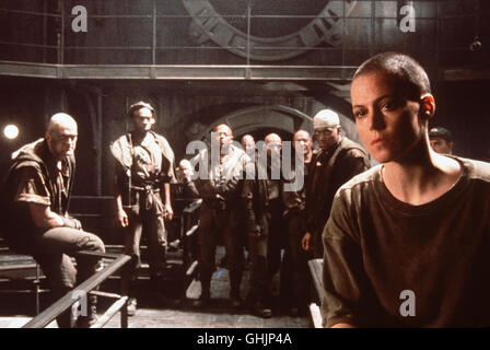 Nach einer Notlandung auf dem Gefängnisplaneten Fiorina 161 ist Ellen Ripley (Sigourney Weaver) die einzige Frau unter einer Schar von Schwerverbrechern. Ripley ahnt nicht, dass sie in der Starfkolonie einen furchtbaren Gast einschleust: Das mörderische Alien hat eines circuizione Nachkommen in ihr Gehirn eingepflanzt.. Szene mit Sigourney Weaver Regie: David Fincher aka. Alien 3 Foto Stock