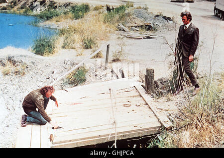 Polizist Harry Callahan (Clint Eastwood,r) ist in San Franzisko hinter Killer dem und Erpresser Scorpione (ANDREW ROBINSON) il suo... Regie: Don Siegel aka. Dirty Harry Foto Stock