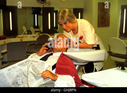 Wertpapierhändler Pfefferkorn (JOSEF OSTENDORF) ahnt nicht, dass Friseurin Agnes (EVELYN HAMANN) Seit Jahren ihren großen Coup auf dem BÜrsenparkett vorbereitet. aka. Codewort Agnes Foto Stock