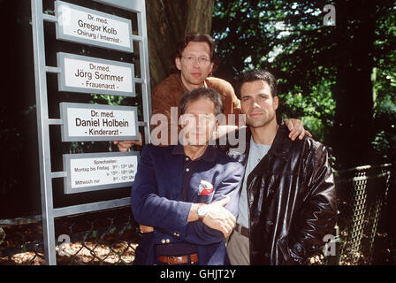 Sie sind wieder da, die "Freunde fürs Leben': Auch die siebte Staffel mit zehn neuen Folgen verspricht wieder dramatische Geschichten aus dem Praxisalltag. V.l. BERND HERZSPRUNG, STEPHAN SCHWARTZ, KARSTEN SPECK aka. Starallüren Foto Stock