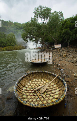 Coracles (tradizionale bambù round imbarcazioni,harigolu) visto a Shivanasamudra, Mandya distretto dello stato del Karnataka, India Foto Stock