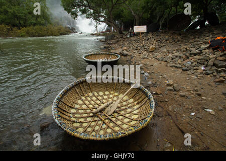 Coracles (tradizionale bambù round imbarcazioni,harigolu) visto a Shivanasamudra, Mandya distretto dello stato del Karnataka, India Foto Stock