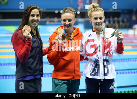 Medaglia d'oro dell'Ungheria Katinka Hosszu (centro) argento medaglia Gran Bretagna Siobhan Marie-O'Connor (destra) e medaglia di bronzo USA Dirado Maya dopo la donna 200m singoli Medley finale alla Olympic Aquatics Stadium il quarto giorno del Rio Giochi Olimpici, Brasile. Foto Stock