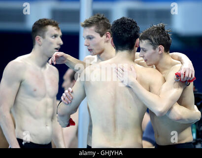 Gran Bretagna James Guy, Stephen Milne, Duncan Scott e Dan Wallace celebrare una medaglia d'argento negli uomini 4 x 200m Freestyle Finale all'Olympic Aquatics Stadium il quarto giorno del Rio Giochi Olimpici, Brasile. Foto Stock