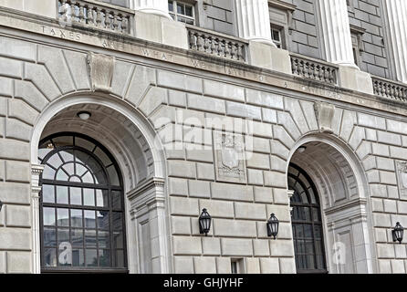 Parte anteriore del Internal Revenue Service Building in Washington DC mostrando slogan incisi su edificio che dice che le tasse sono quello che noi paghiamo Foto Stock
