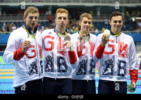 Gran Bretagna James Guy, Stephen Milne, Duncan Scott e Dan Wallace con le loro medaglie d argento negli uomini 4 x 200m Freestyle Finale all'Olympic Aquatics Stadium il quarto giorno del Rio Giochi Olimpici, Brasile. Foto Stock