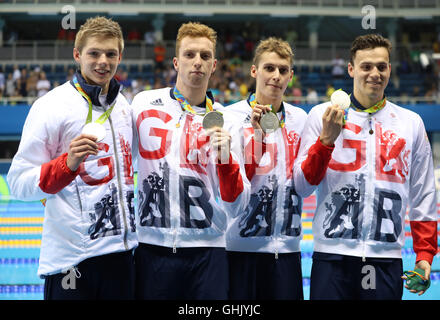 Gran Bretagna James Guy, Stephen Milne, Duncan Scott e Dan Wallace con le loro medaglie d argento negli uomini 4 x 200m Freestyle Finale all'Olympic Aquatics Stadium il quarto giorno del Rio Giochi Olimpici, Brasile. Foto Stock