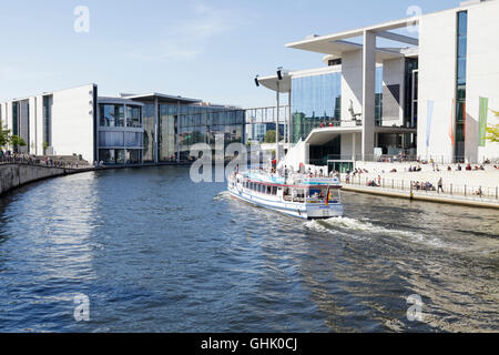 Le imbarcazioni turistiche sul fiume Sprea nel distretto governativo di Berlino, Germania Foto Stock