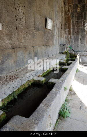 All'interno di Haghpat monastero molla con acqua per lavaggio e o bestiame trogoli di pietra e parte anteriore aperta costruito 1258 XIII secolo C13th Foto Stock